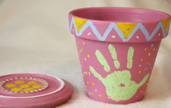 Bricolage pot de fleurs en plastique - une idée pour la fête des mères (vu  sur Pinterest)